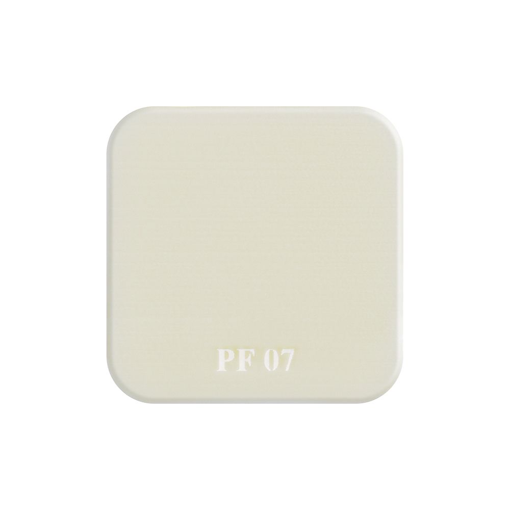 Patch carré. Couleur beige. Texte : PF 07.