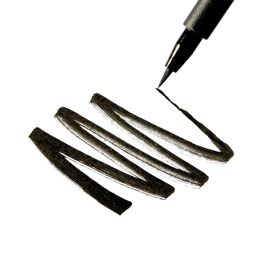 Trait d'eyeliner noir tracé par la pointe d'un eyeliner.
