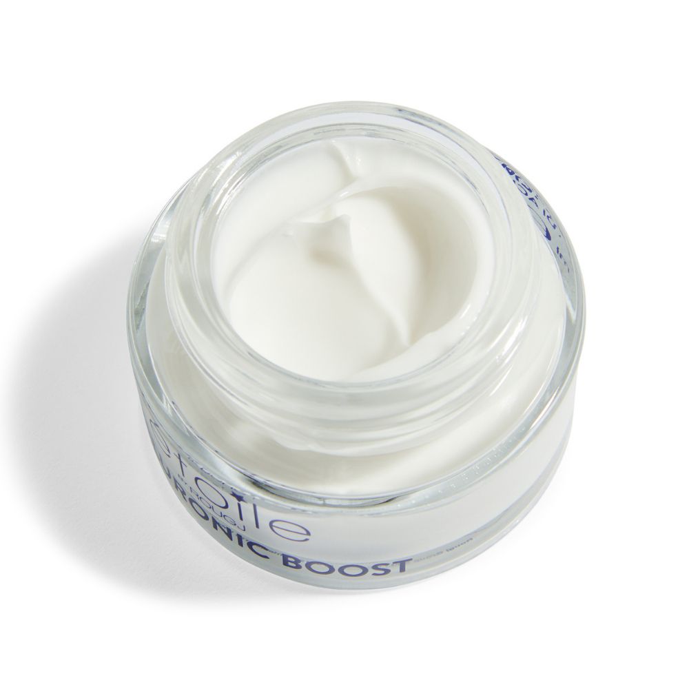 Pot de crème ouvert. Crème blanche visible. Inscription : Hyaluronic Boost.