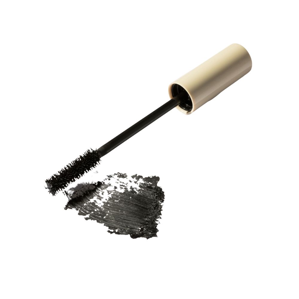Brosse de mascara avec couleur mascara noire. Couleur mascara sur fond blanc.