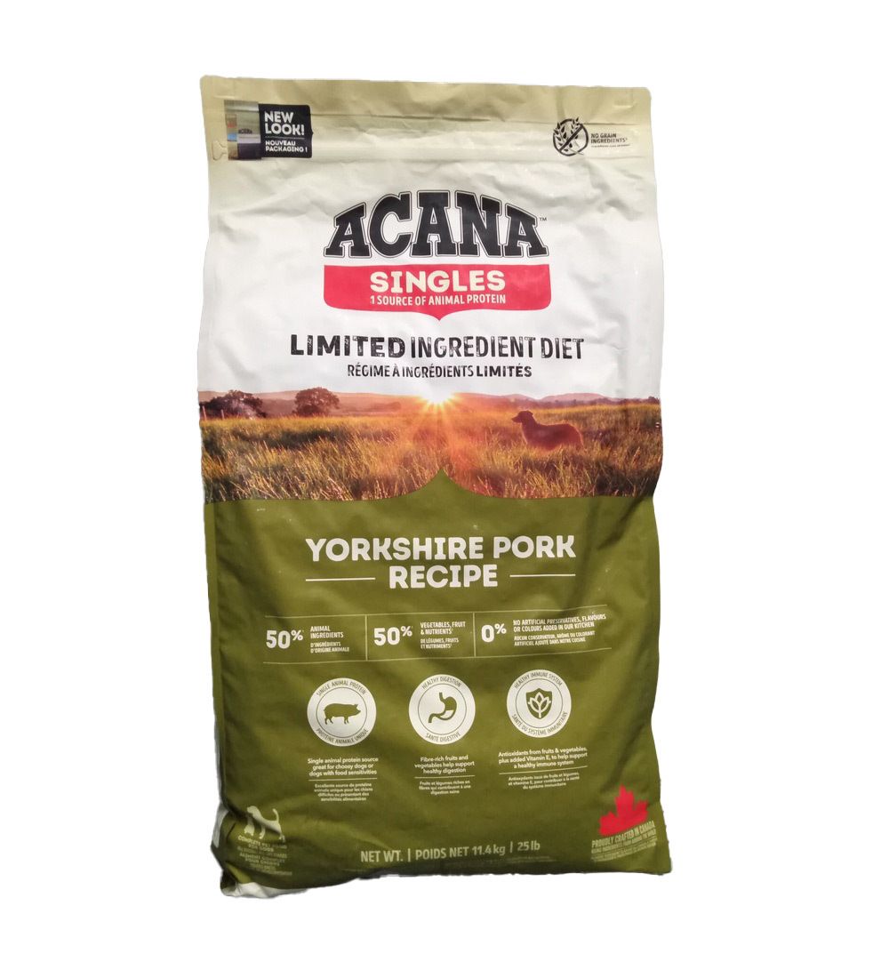 Sac ACANA Singles Yorkshire Pork. Inscription: Limited Ingredient Diet. Illustration: paysage avec chien. Emballage vert et blanc.