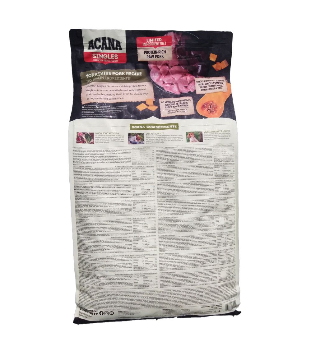 Dos du sac ACANA Singles Yorkshire Pork. Texte et illustrations des ingrédients et informations nutritionnelles. Fond noir.