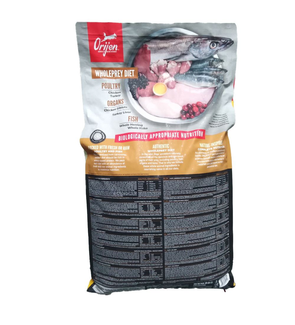 Dos du sac de nourriture pour chiens "Orijen". Contient des informations sur les ingrédients: poulet, dinde, abats, poisson. Informations textuelles.