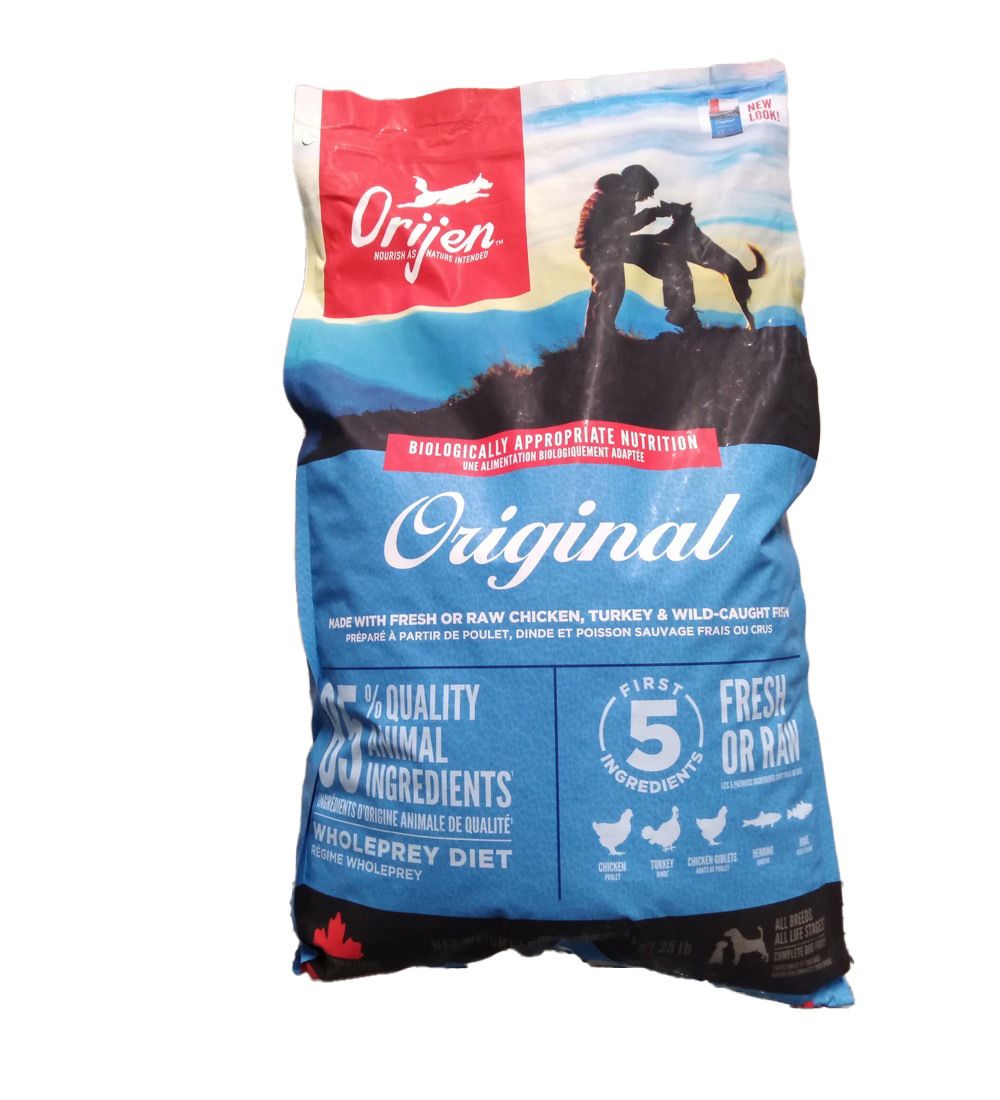 Sac de nourriture pour chiens. Emballage bleu et blanc avec logo et nom du produit. Contient 85% d'ingrédients animaux.