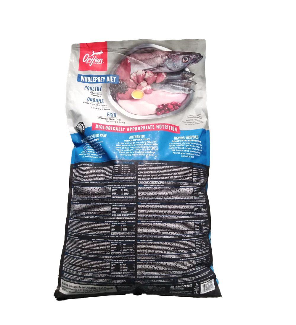 Dos du sac de nourriture pour chiens. Contient des informations sur les ingrédients et la valeur nutritionnelle. Avec logo.
