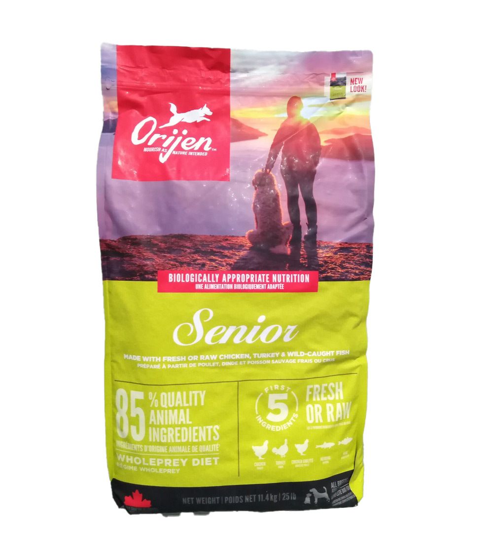 Sac de nourriture pour chiens. Rouge en haut, vert en bas. Texte : ORIJEN, Senior, 85% ingrédients animaux, 5 ingrédients frais ou crus.