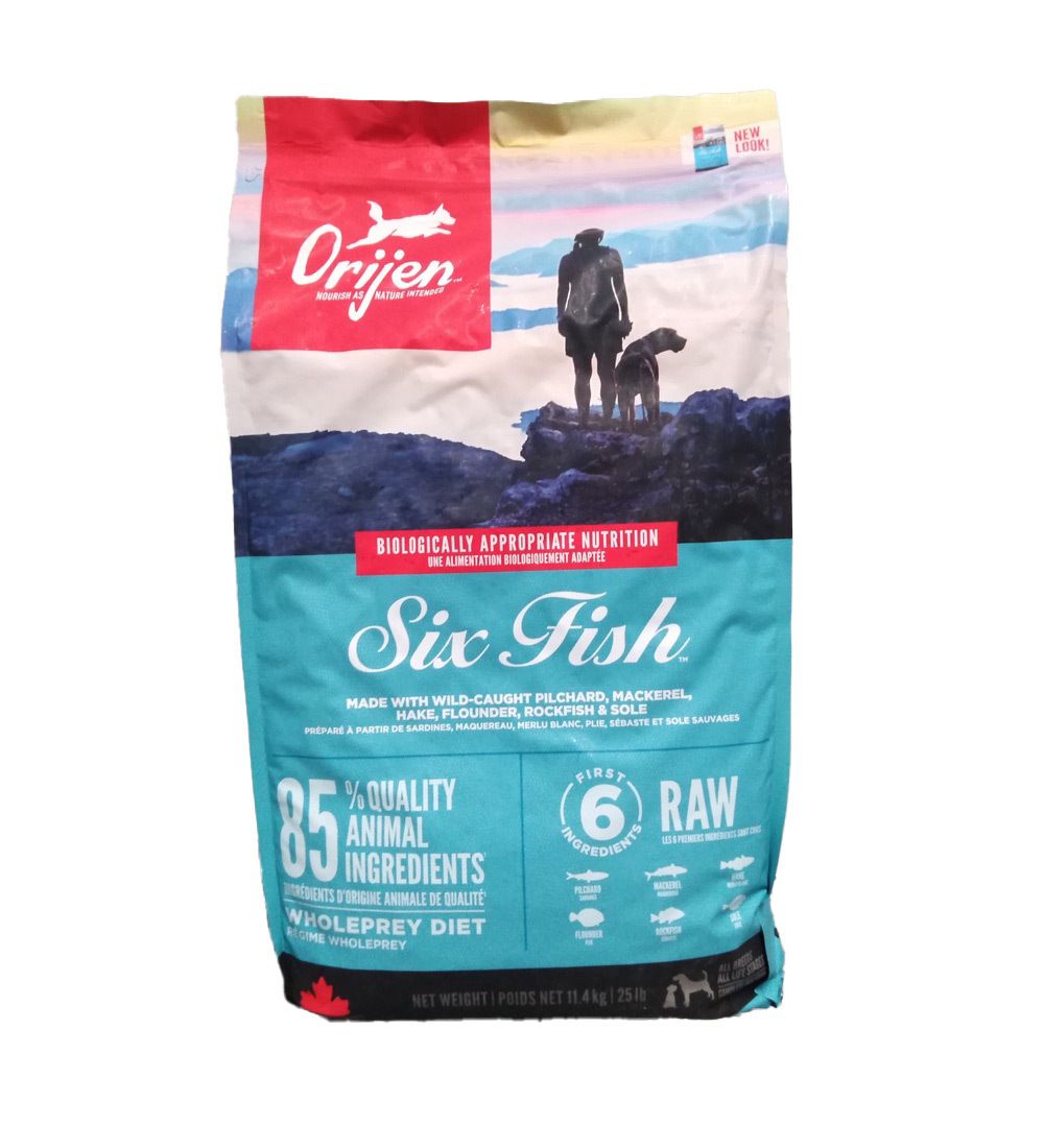 Sac de nourriture pour chiens Orijen Six Fish. Caractéristiques : 85 % d'ingrédients animaux, 6 poissons, alimentation crue. Emballage rouge et bleu.