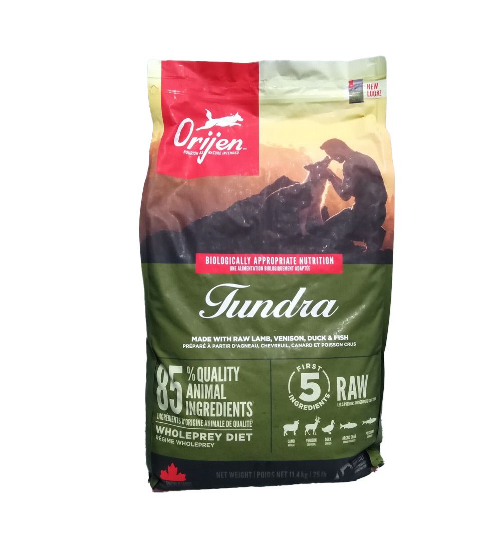 Sac de nourriture pour chiens Orijen Tundra. Ingrédients animaux à 85%. Wholeprey Diet. Illustration d'un homme et d'un chien.