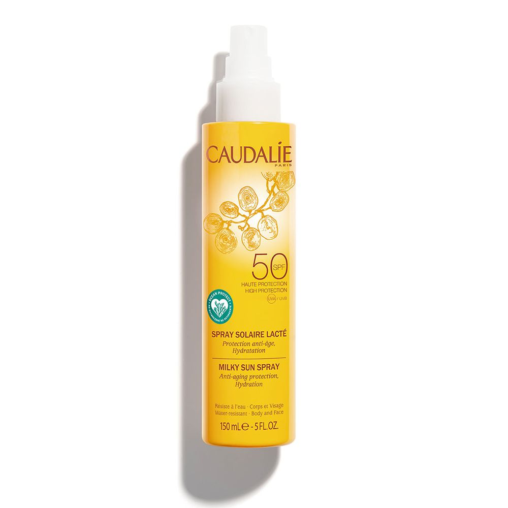 Flacon spray solaire jaune avec bouchon blanc. Inscriptions: CAUDALIE, SPF50, Spray Solaire Lacté.