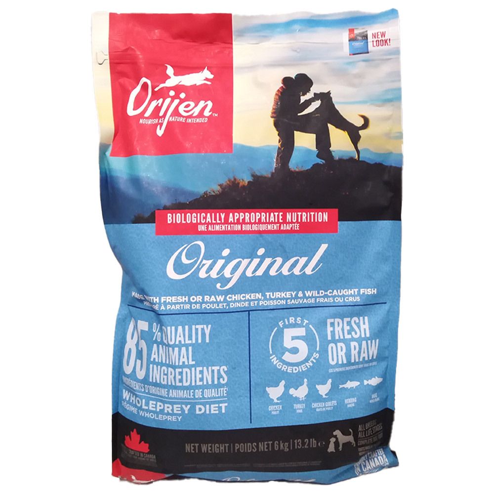 Sacs de nourriture pour chien Orijen Original, 6 kg. Face avant avec un chien et une personne sur une montagne.