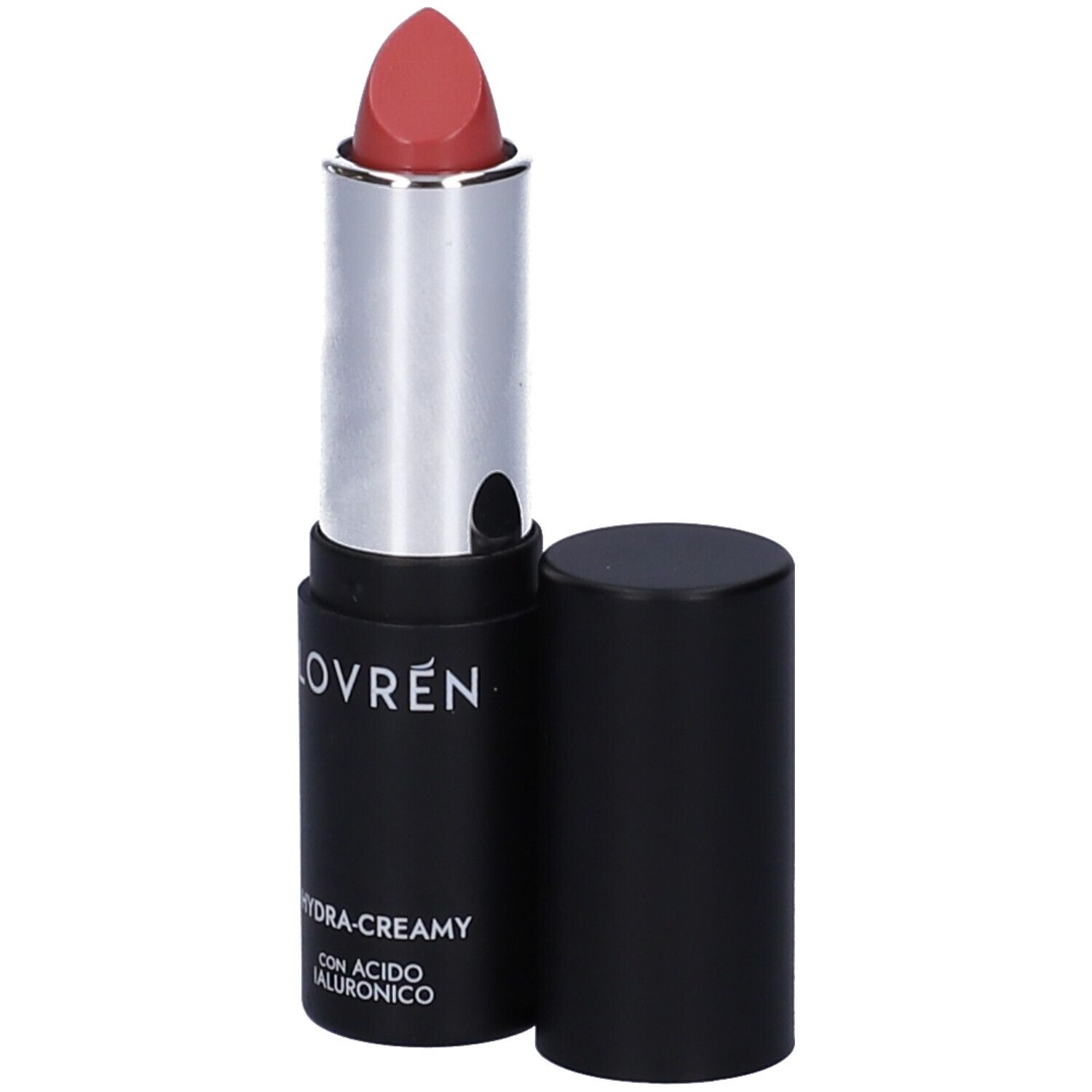 Un rouge à lèvres rouge avec un manche argenté et une base noire, le capuchon est à côté.