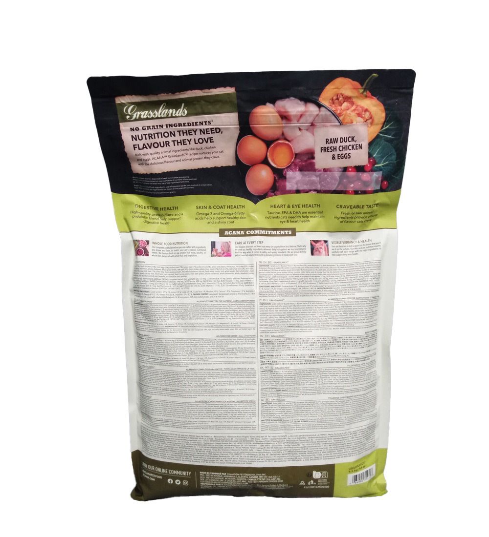 Dos du sac de nourriture pour animaux. Inscription: Grasslands, ingrédients, canard cru, poulet frais et œufs. Texte sur la santé.