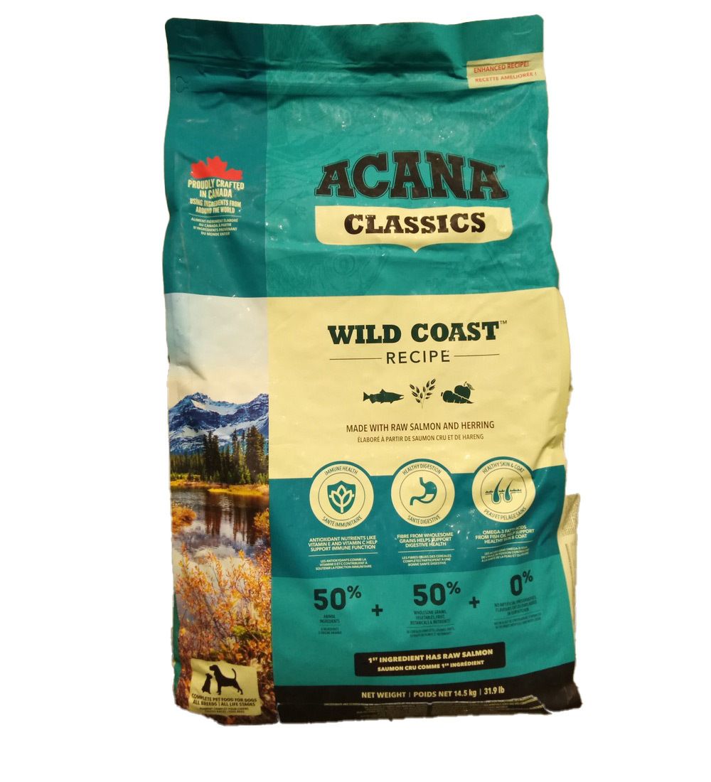 Sac de nourriture pour chien vert et blanc. Inscription ACANA CLASSICS WILD COAST RECIPE. 14,5 kg. Illustrations de paysage et chien.