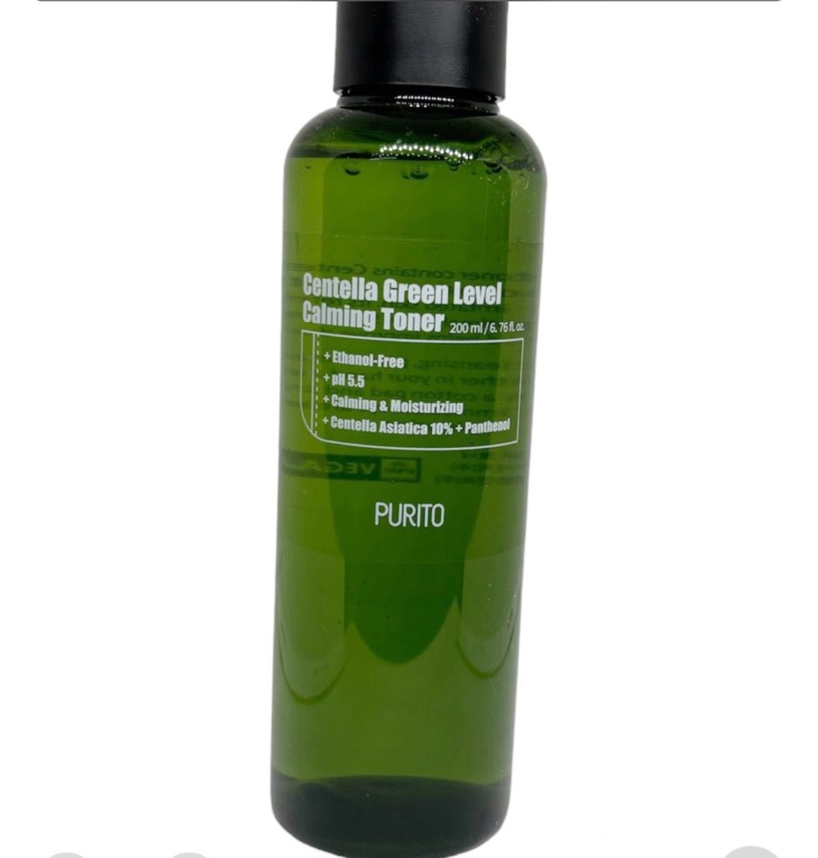 Bouteille verte avec bouchon noir. Texte : Centella Green Level Calming Toner. 200ml. pH 5.5. Sans éthanol.