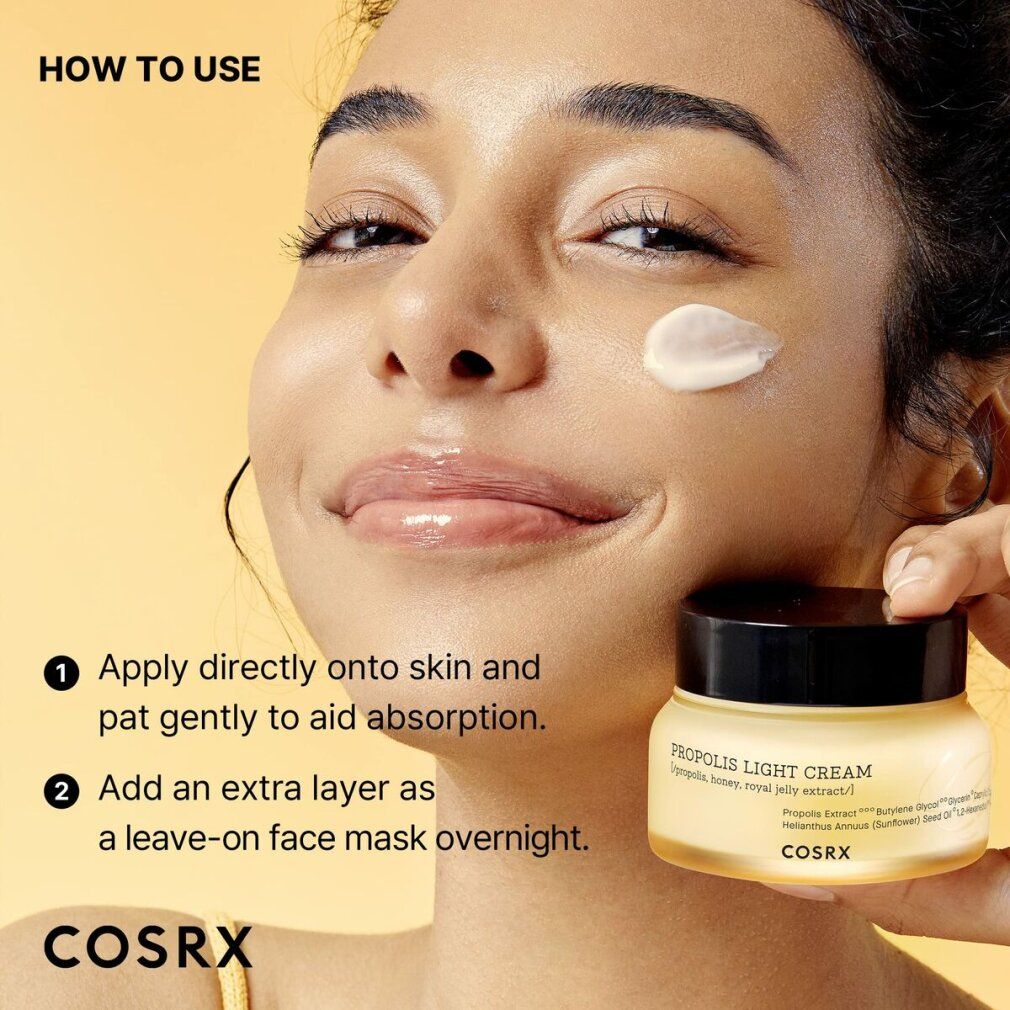 Une femme applique la crème légère Propolis COSRX, tenant le pot.