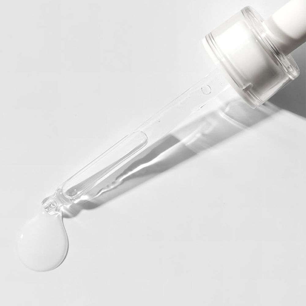 Goutte d'ampoule d'hydratation triple hyaluronique COSRX tombant de la pipette.