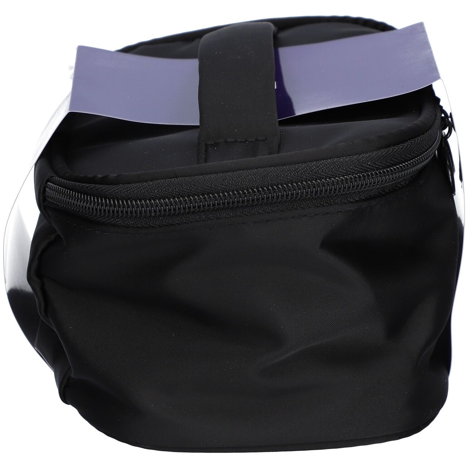 Trousse de toilette noire avec poignée et fermeture éclair. Étiquette d'informations sur le dessus.