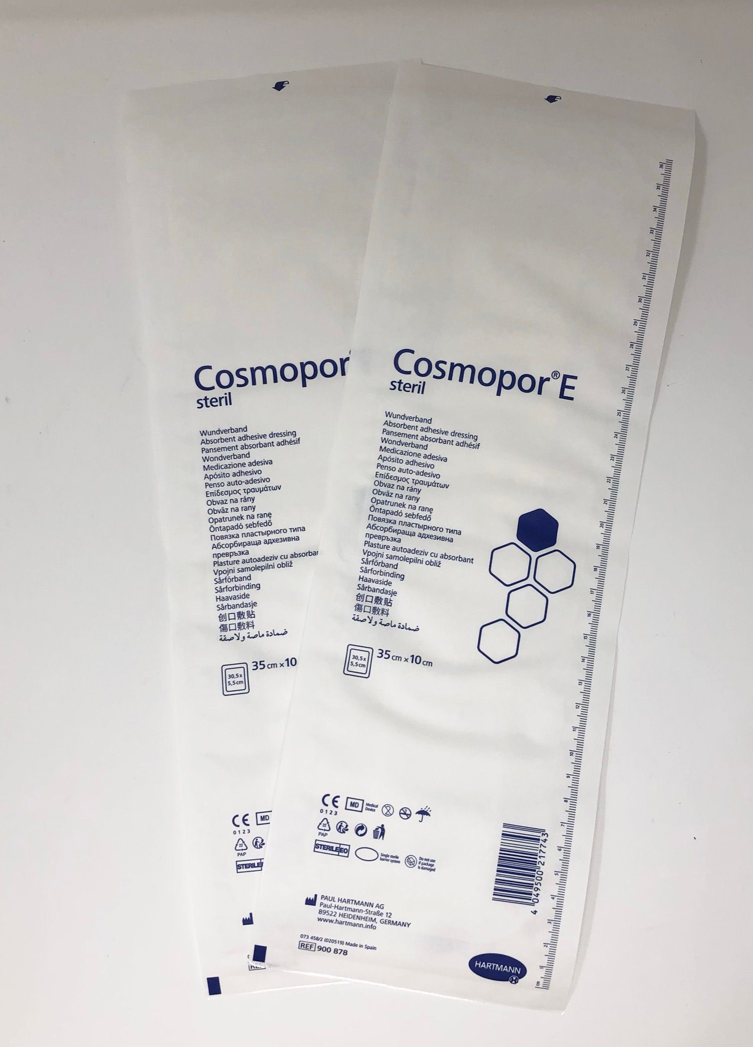 Deux emballages stériles Cosmopor E. Inscriptions: nom du produit, dimensions 35cm x 10cm, marquage CE, indication stérile.
