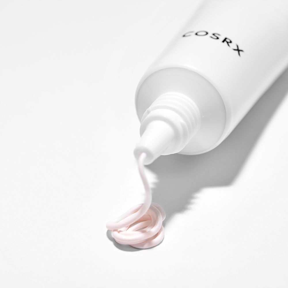 COSRX AC Collection Ultimate Spot Cream avec un échantillon sur fond blanc.