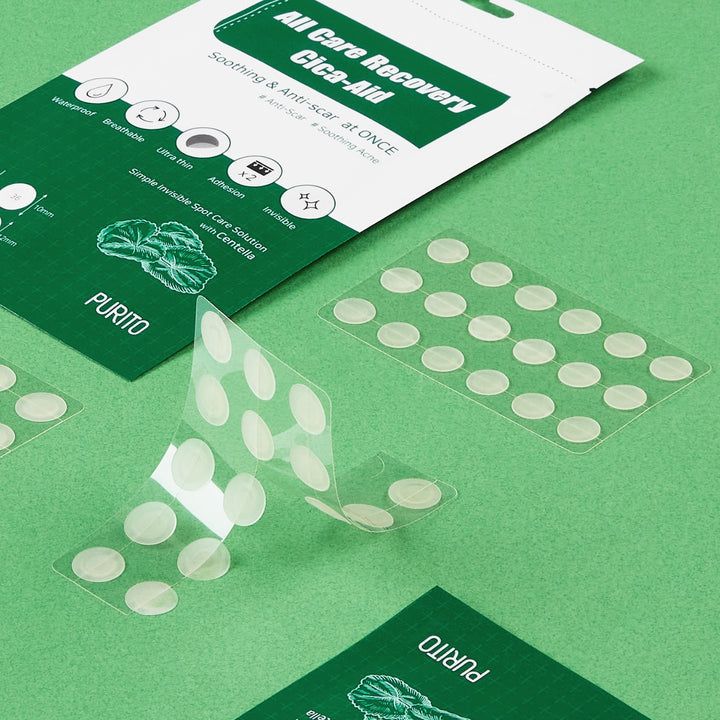 Patchs ronds transparents sur feuille. Emballage avec texte : PURITO, All Care Recovery Cica-Aid. Sur fond vert.