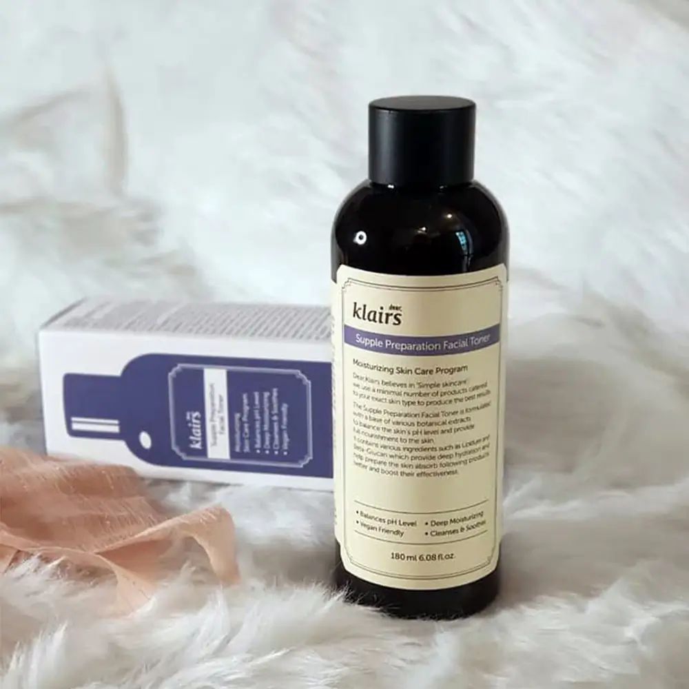 Bouteille et emballage de Klairs Supple Preparation Facial Toner sur fond pelucheux.