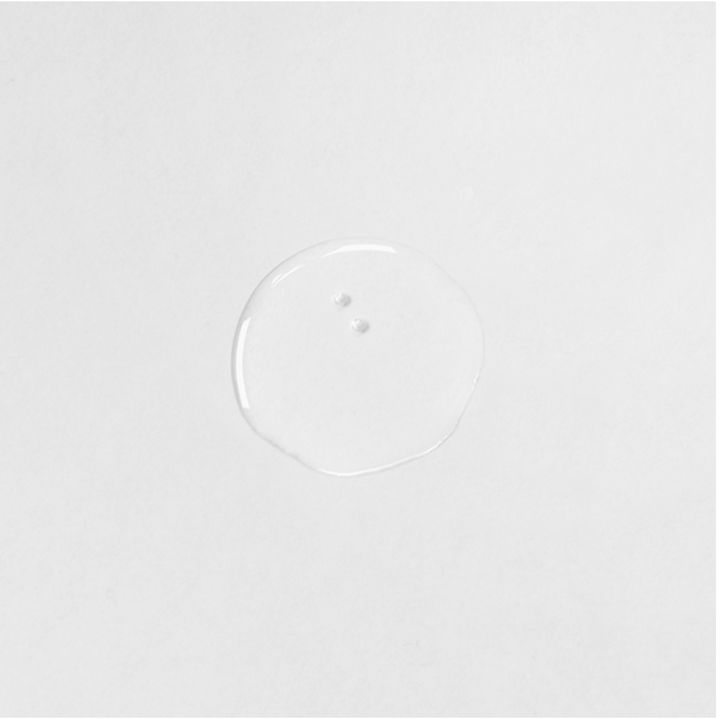 Liquide clair et rond sur fond blanc. Deux petites gouttes.