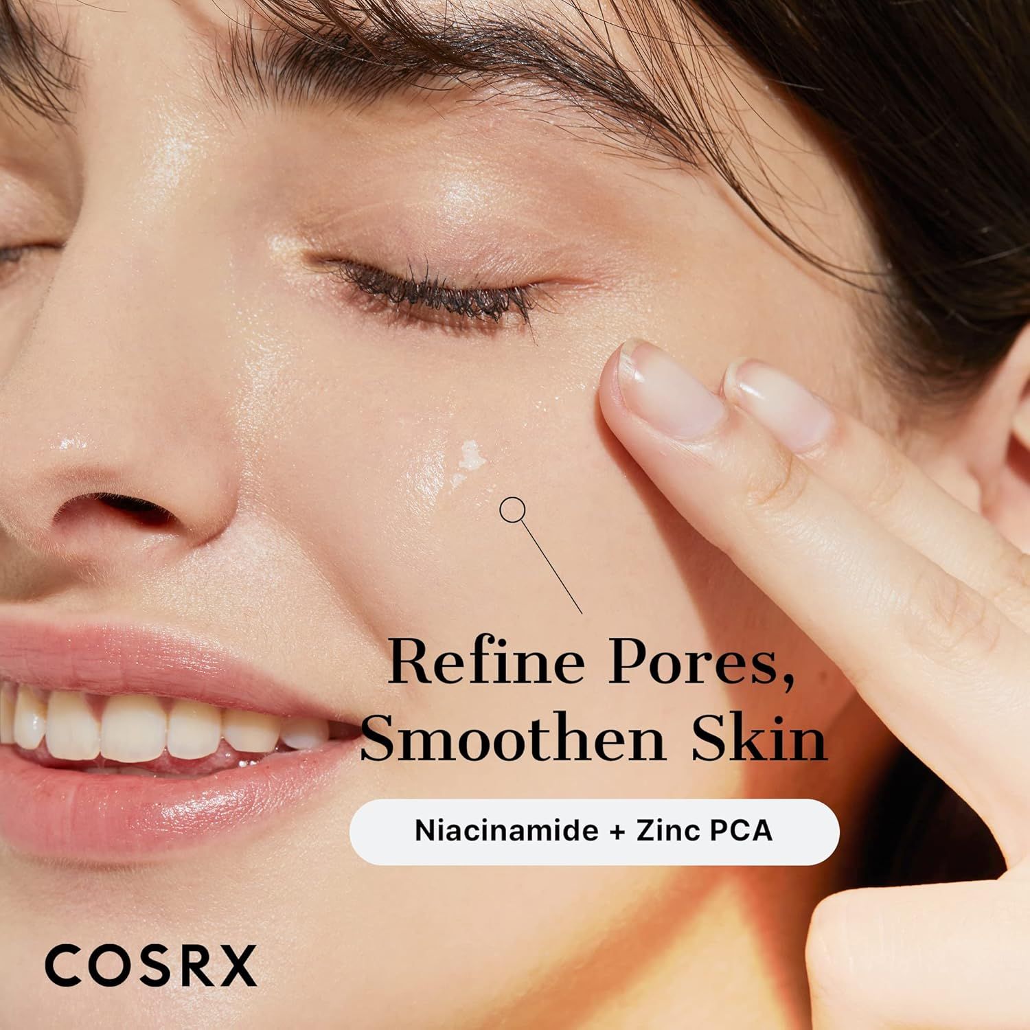 Gros plan d'une zone de peau avec texture de sérum appliquée. COSRX Niacinamide + Zinc PCA.