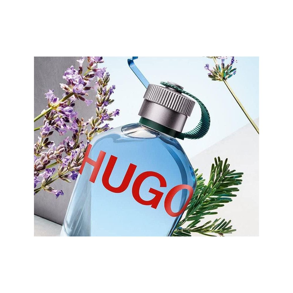 Flacon Hugo Man Eau de Toilette avec lavande et branches de sapin.
