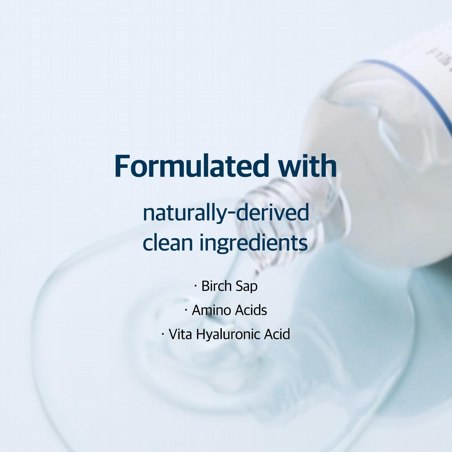 Produit versé d'une bouteille. Texte: Formulé avec des ingrédients naturels: Bouleau, acides aminés, acide hyaluronique.