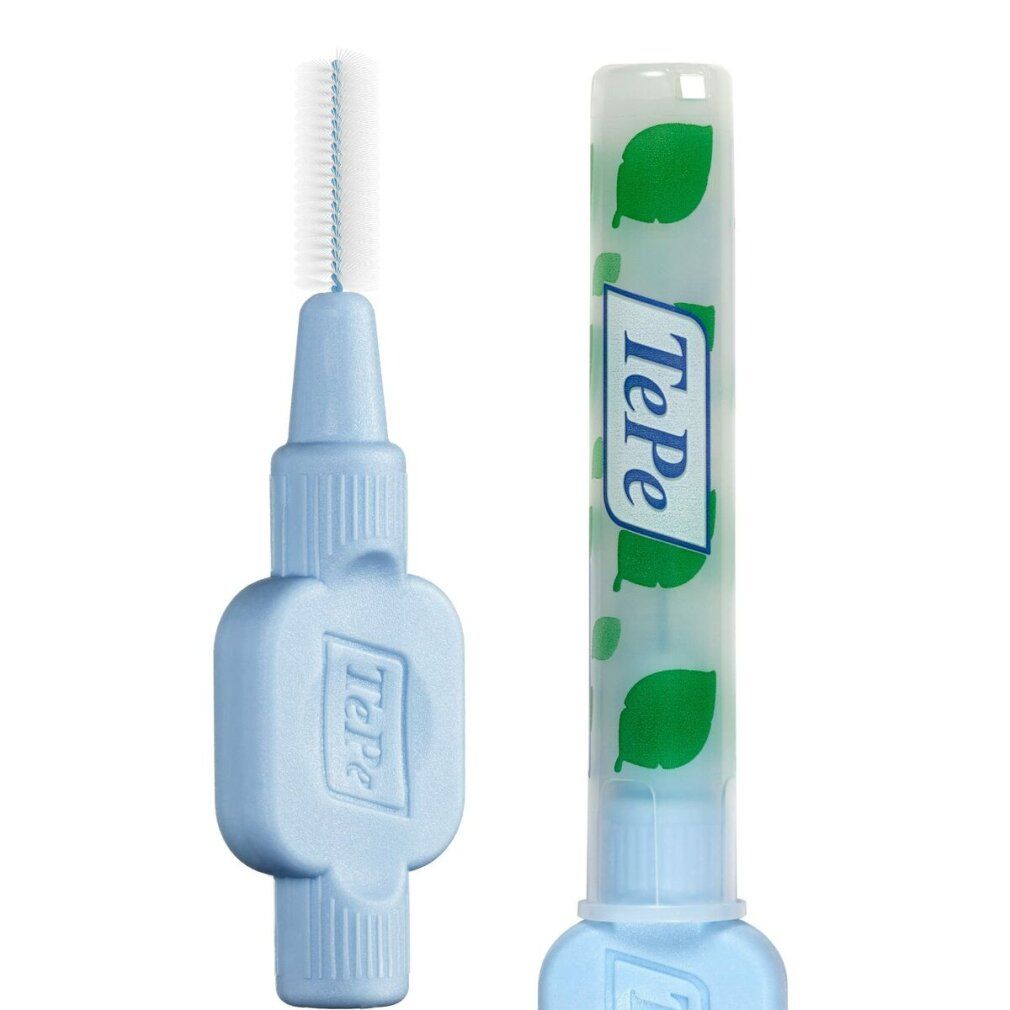 Gros plan sur une brosse interdentaire TePe bleue et un étui de protection vert. Brosse avec poils.