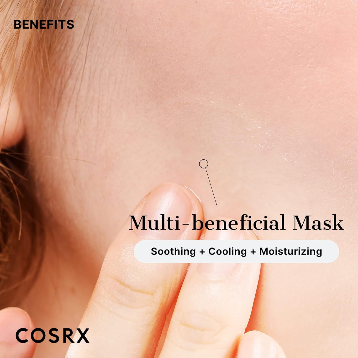 Gros plan d'une peau avec un doigt appliquant un masque. Texte : "Multi-beneficial Mask".