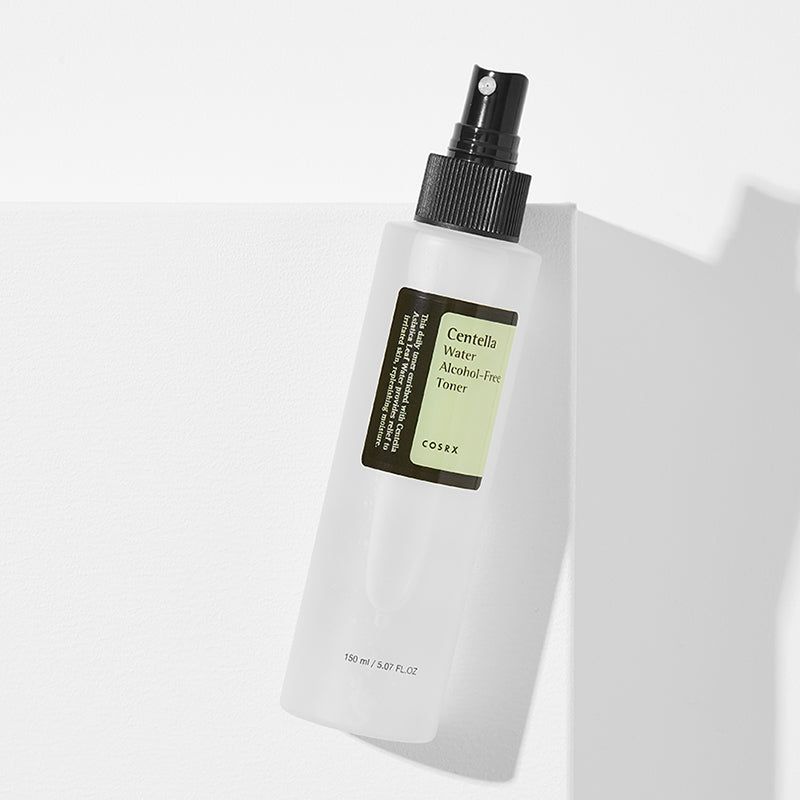 COSRX Centella Water Toner sans alcool, posé en biais.
