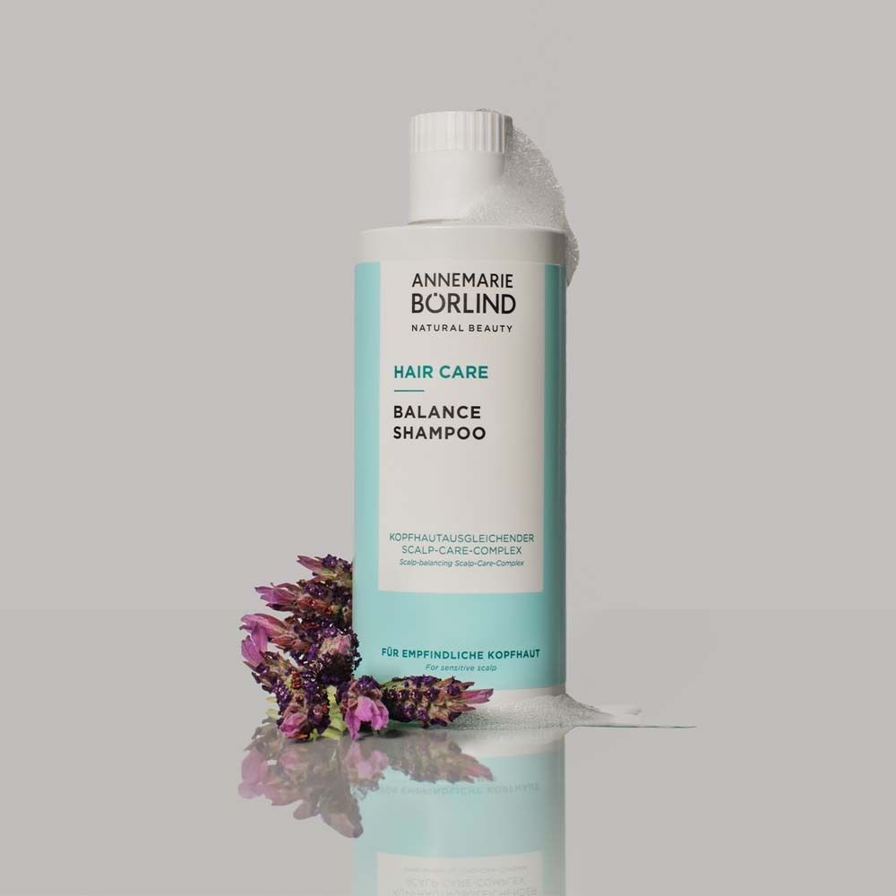 Bouteille de Shampooing Équilibre Soin des Cheveux ANNEMARIE BÖRLIND avec mousse et branches de lavande.