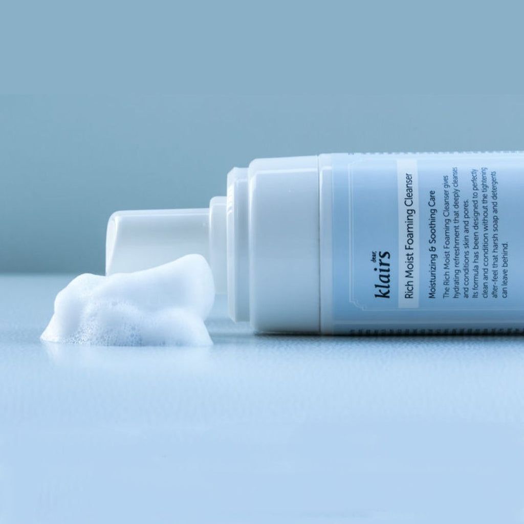Flacon Klairs Rich Moist Foaming Cleanser avec mousse, gros plan.