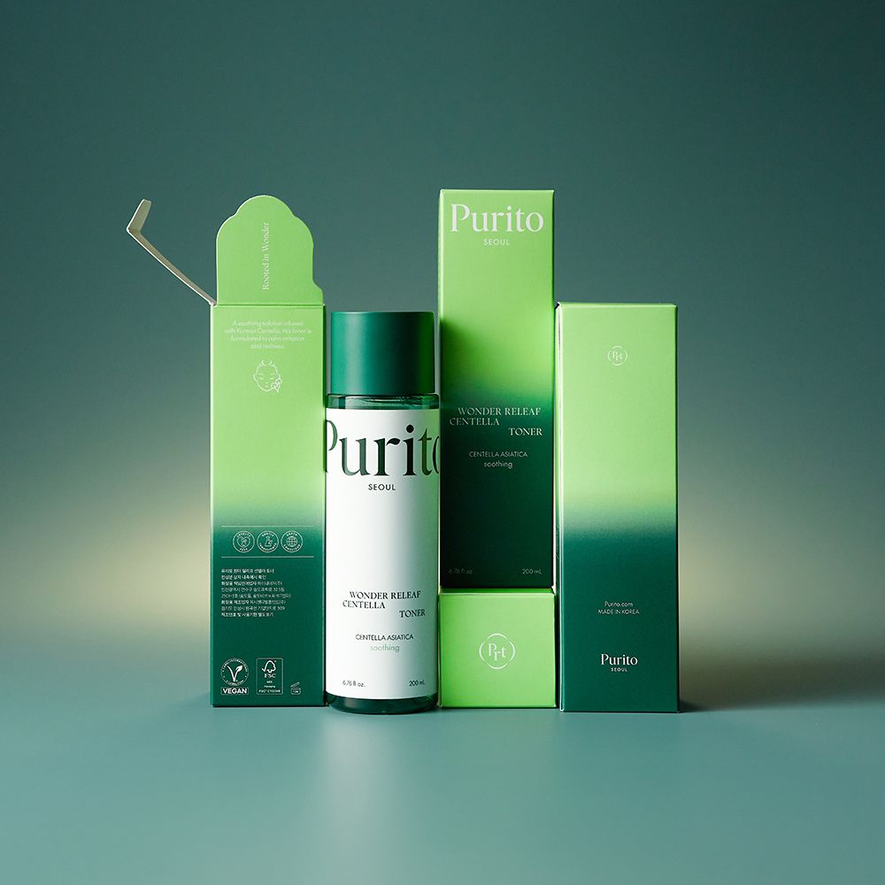 Emballage du produit avec bouteille et boîtes. Vert et blanc. Texte : Purito, Centella Green Level Toner.
