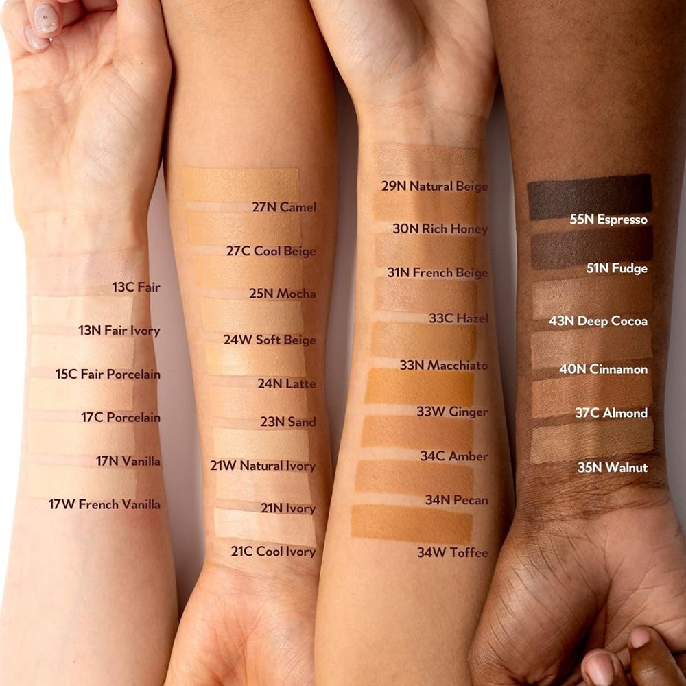 Bras avec différents tons de peau montrant des échantillons de couleurs de TIR TIR Mask Fit Red Cushion.