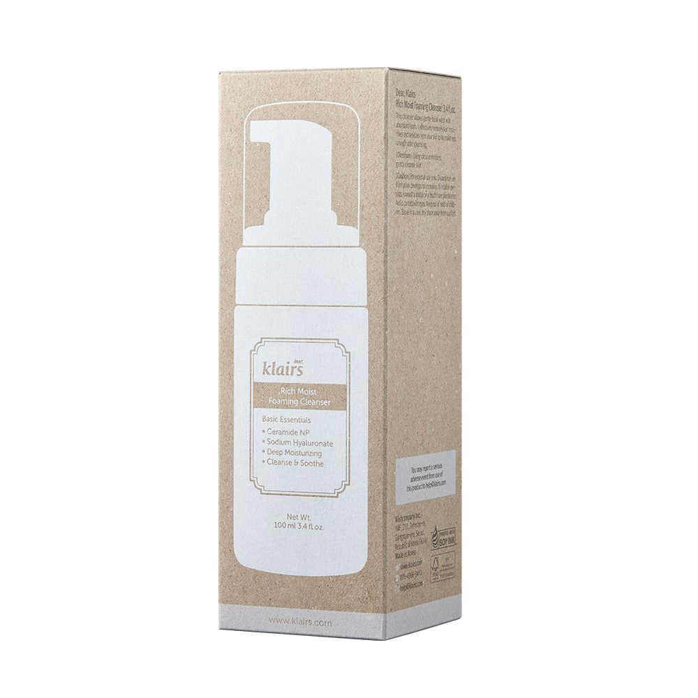 Klairs Rich Moist Foaming Cleanser dans son emballage en carton, vue de face.
