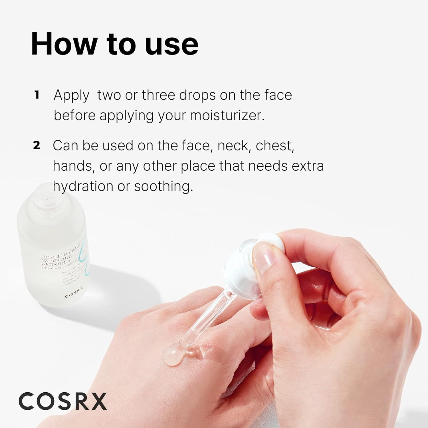 Application de l'ampoule d'hydratation triple hyaluronique COSRX sur la peau.