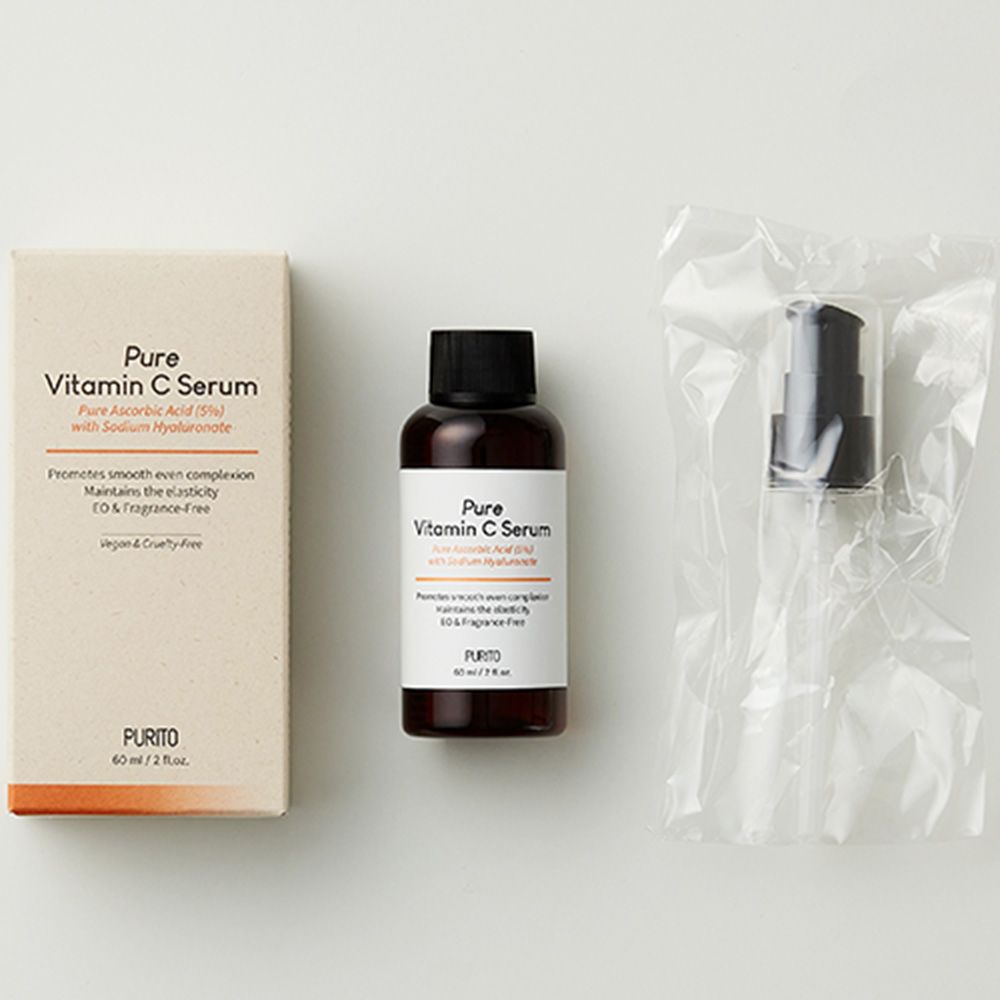 Emballage du produit avec flacon et pompe en plastique. Inscription : Pure Vitamin C Serum. Boîte et flacon.
