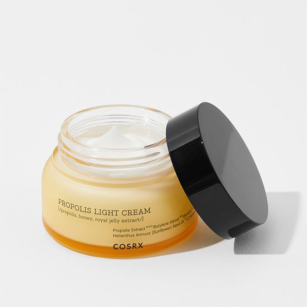 Crème légère Propolis COSRX avec couvercle ouvert, gros plan.