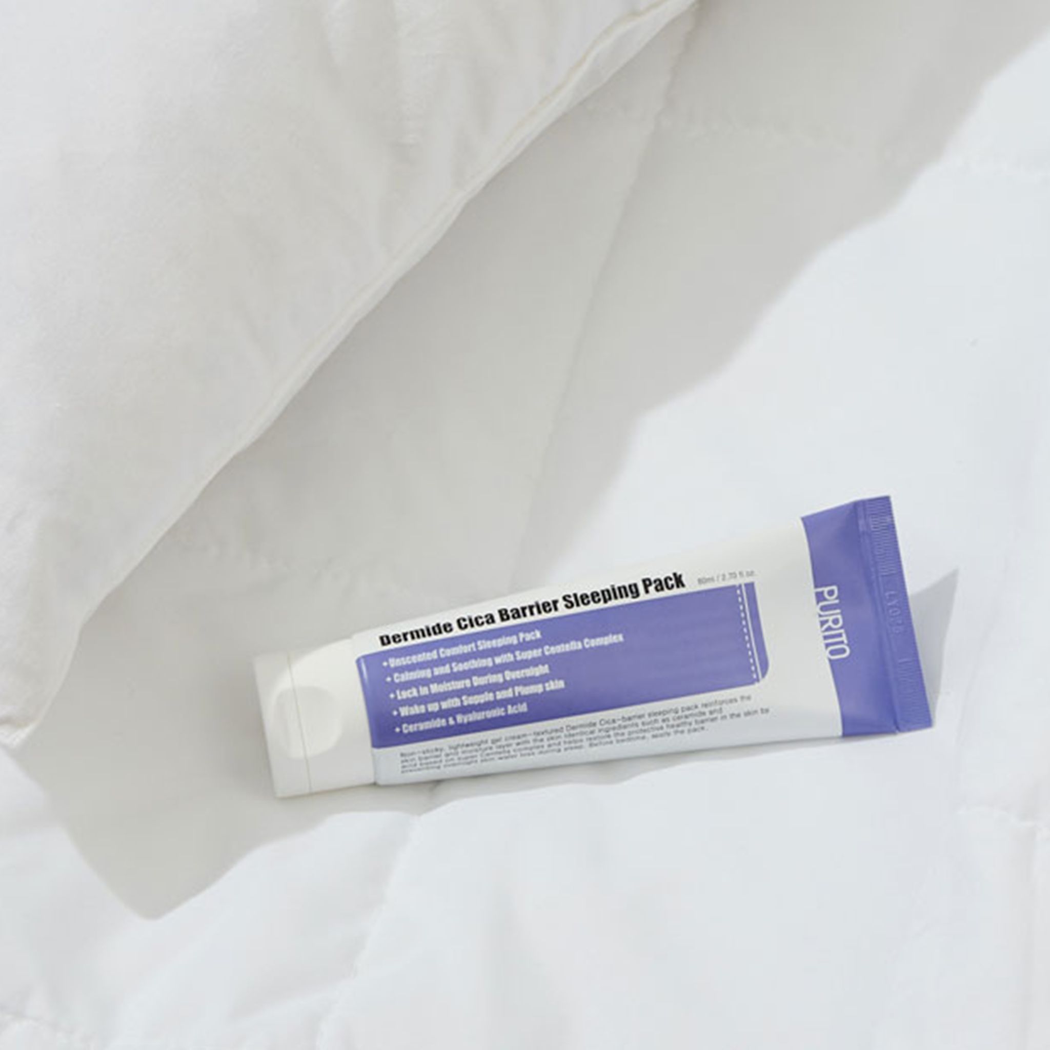 Tube violet sur drap blanc. Texte: Dermide Cica Barrier Sleeping Pack. Avantages et ingrédients listés.