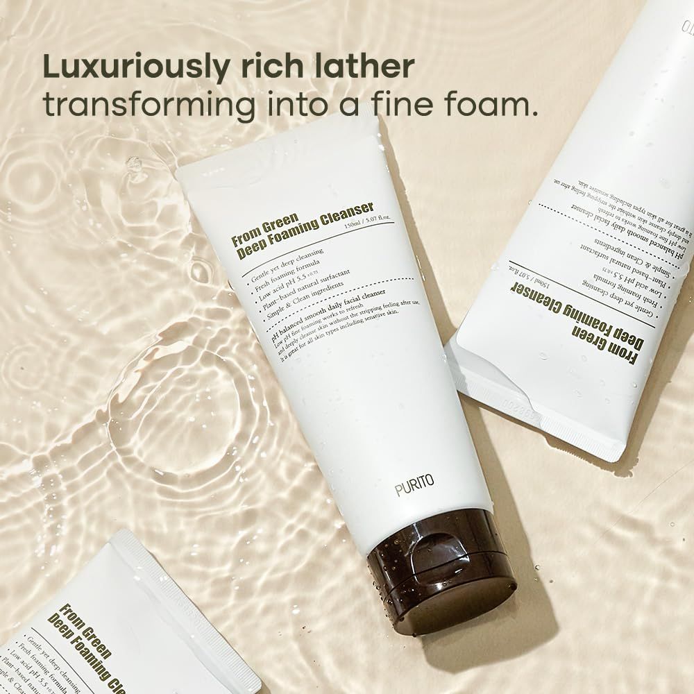 Trois tubes blancs de nettoyant moussant vert profond sur une surface d'eau. Texte : Luxuriously rich lather transforming into a fine foam.