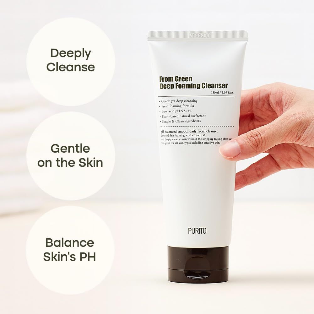Tube blanc de nettoyant moussant vert profond, à côté de cercles avec texte : Deeply Cleanse, Gentle on the Skin, Balance Skin's PH.