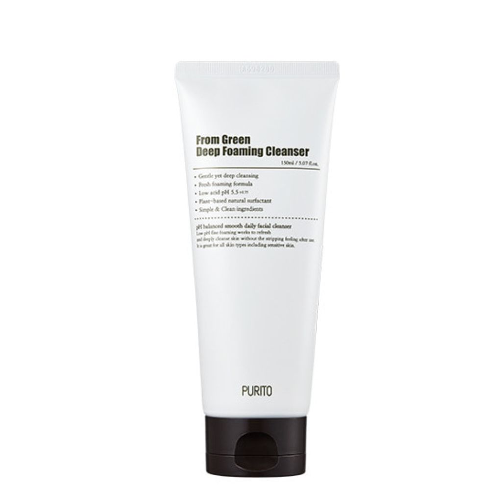 Un tube blanc de nettoyant moussant vert profond avec un bouchon noir, isolé sur fond clair.